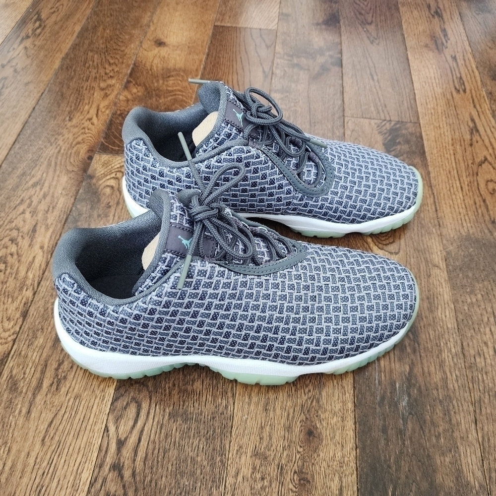 Air Jordan Future Low BG Wolf Gray/ Emerald Rise size 5.5Y/ Euro 38
